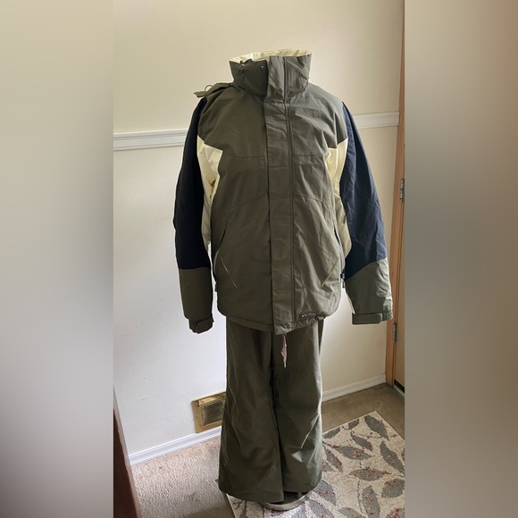 Snowboarding/Ski Suit (Jacket & Pants) - Picture 1 of 6